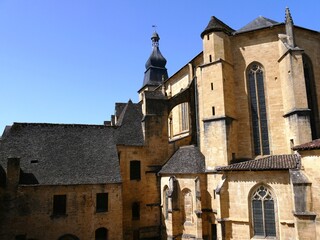Fototapeta na wymiar Cathédrale Saint-Sacerdos dans la cité médiévale de Sarlat-la-Canéda en Dordogne France architecture typique