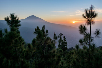 Fototapeta na wymiar Vulkan Pico del Teide bei Sonnenuntergang, Teneriffa