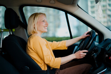 Naklejka premium Beautiful woman driving a car..