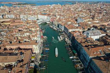 Fototapeta premium Italy, Veneto, Venice, Aerial view of Grand Canal and Rialto Bridge