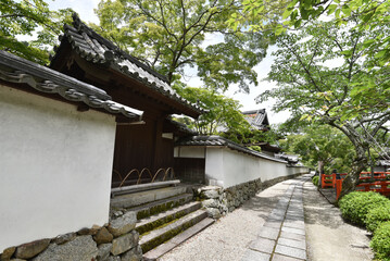 天野山金剛寺　参道の白塀　大阪府河内長野市