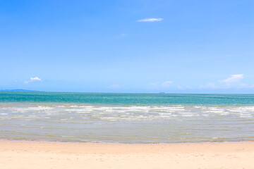Fototapeta na wymiar Blue sky background with beach and sea white sand beach in Pattaya, Thailand