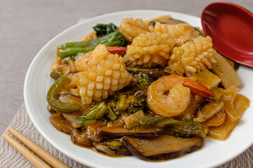 Stir-fried seafood and vegetables in sauce Palbochae