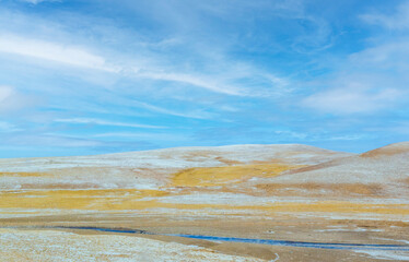 Fototapeta na wymiar Natural scenery of blue sky mountains in Tibet