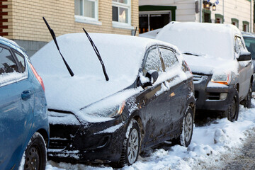 Balais d'essuie-glace sur une voiture enneigée