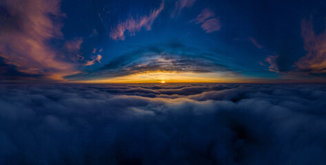 Fototapeta na wymiar sunset between the clouds