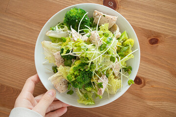 食べ物素材　鶏肉が入ったヘルシーサラダ