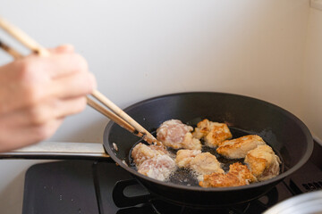 家事・料理素材　唐揚げをあげる女性