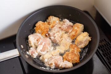 家事・料理素材　唐揚げをあげるイメージ素材