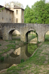 Fototapeta na wymiar Pont de pierre du château de Flèchères
