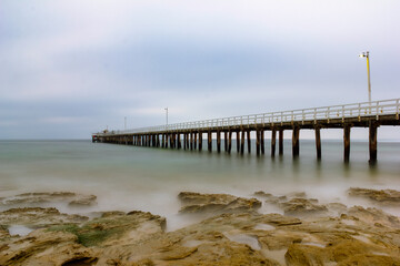 Obraz premium Even though there was overcast weather at Point Lonsdale pier, the smooth high cloud brought in a lot of moody moments like these
