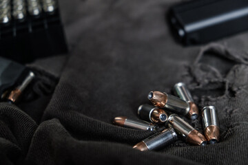 Naklejka premium 9mm conceal semi automatic gun with jacket hallow point bullet