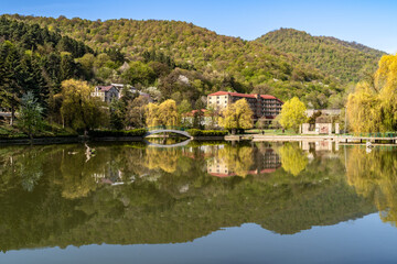 Obraz premium Beautiful view of small lake at Dilijan city park on sunny morning