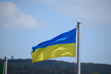 Ukrainische Flagge im Wind