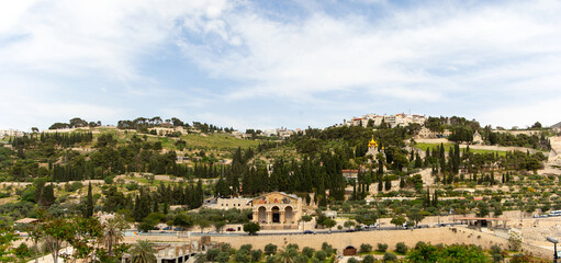 Obraz premium Panoramic view of Mount of Olive. Church of All Nations and Mary Magdalene Convent on in Jerusalem city