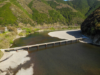 Obraz premium 高知県四万十市 岩間沈下橋の風景 