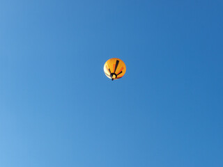 Gelber Ballon mit Himmel