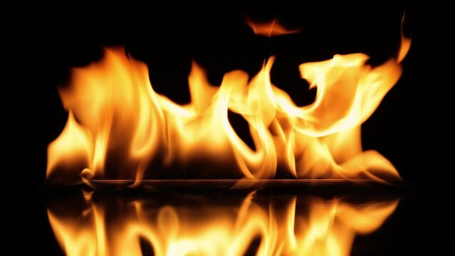 Lodernde Flammen mit Spiegelung
