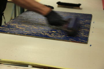 künstler beim vorbereiten vom Holzdruck