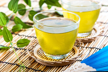 冷たい緑茶