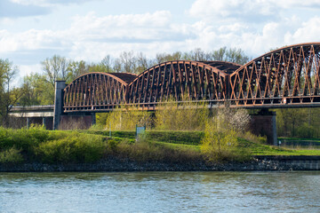 Alte Stahlfachwerk Brücke von Winterdorf über den Rhein nach Frankreich - obrazy, fototapety, plakaty