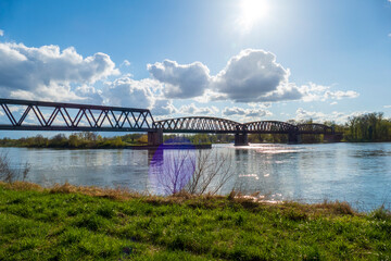 Obraz premium Alte Stahlfachwerk Brücke von Winterdorf über den Rhein nach Frankreich