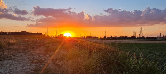 sole giallo al tramonto in campagna