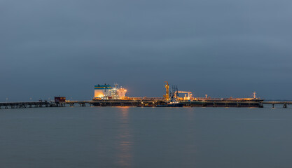 Öltanker an der NWO Tankerlöschbrücke in der Nähe des geplanten LNG-Terminal Wilhelmshaven - obrazy, fototapety, plakaty