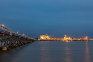 Fototapeta na wymiar Öltanker an der NWO Tankerlöschbrücke in der Nähe des geplanten LNG-Terminal Wilhelmshaven