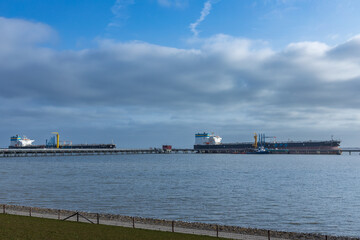 Fototapeta premium Öltanker an der NWO Tankerlöschbrücke in der Nähe des geplanten LNG-Terminal Wilhelmshaven