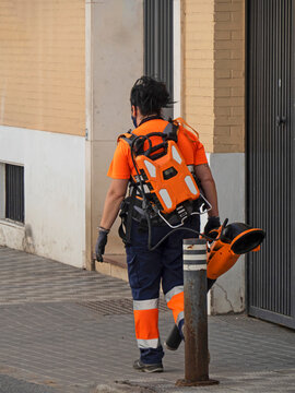 Barrendera de la Empresa de Limpieza P&uacute;blica. Semana Santa / Sweeper of the Public Cleaning Company. Holy Week. Sevilla. Andaluc&iacute;a 