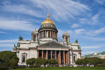 Fototapeta premium Saint Isaac's cathedral scenic spring season view in Saint Petersburg, Russia . Majestic St Petersburg city architecture, famous landmark and popular touristic place