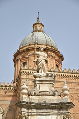 Fototapeta na wymiar Statue du duomo de Palerme. Sicile