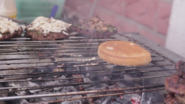 Preparar hamburguesa casera en parrilla