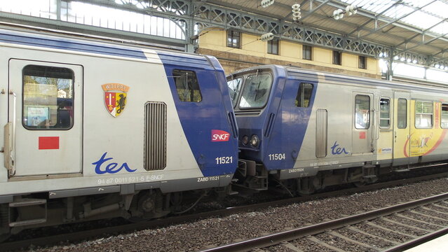 Autorail type Z2 en gare de Bar le Duc dans la Meuse. Train assurant un service TER Lorraine - SNCF. Le 23 avril 2014.