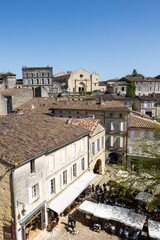 Vue sur la ville de Saint-Emilion depuis la Place du Clocher (Nouvelle-Aquitaine, France)