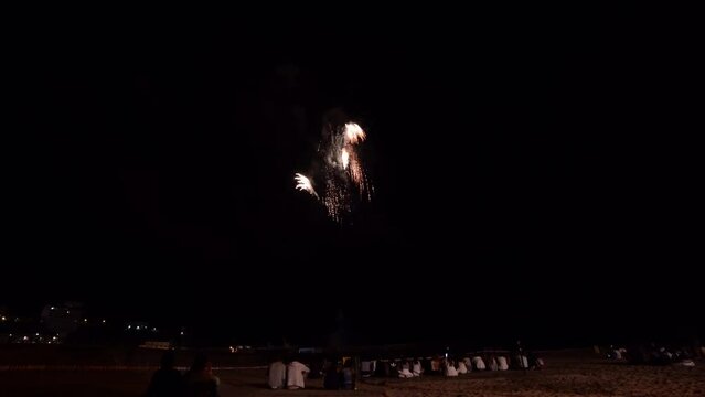 Fuegos artificiales durante las fiestas en una noche de verano