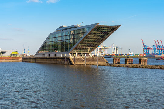 The Dockland in Hamburg Altona developed in the old fishing port in Hamburg. The six-story building in the shape of a parallelogram and juts out over the water like a ship's bow