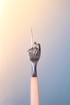 Tenedor formando el numero uno como una mano, o llamando a un mozo