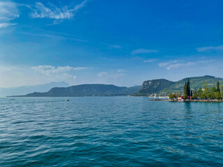 Fototapeta na wymiar Gardasee - Bardolino vom Wasser aus