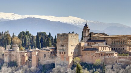 panorama sur le palais de l'Alhambra et la sierra nevada en Andalousie au sud de l'Espagne	