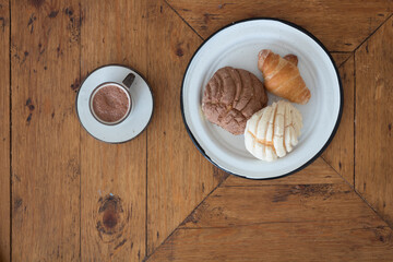 Café, y plato con pan de dulce