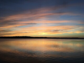 Fototapeta na wymiar Sunset over Tuttle Creek Lake