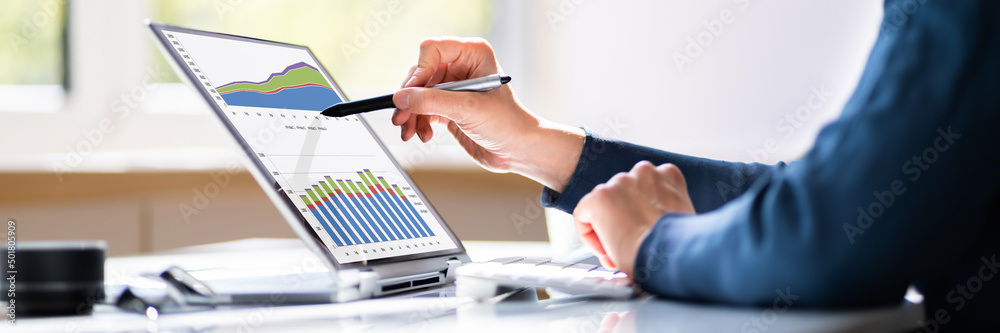 Poster kpi data business dashboard on laptop