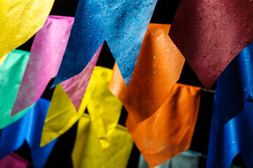 bandeirinhas coloridas molhadas na decoração de festa junina