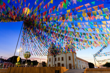 decoração junina - bandeirinhas coloridas e balão iluminado em frente a igreja são joão em assu, rio grande do norte, brasil