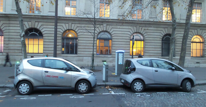 V&eacute;hicule &eacute;lectrique en libre service Autolib - Bollor&eacute; Bluecar &agrave; la station situ&eacute;e &agrave; Paris au niveau de l'H&ocirc;tel de Ville. Le 16 d&eacute;cembre 2015.