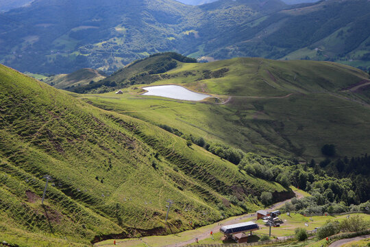 Auvergne - Cantal - Le Lioran - Vue sur le lac et le buron des gardes