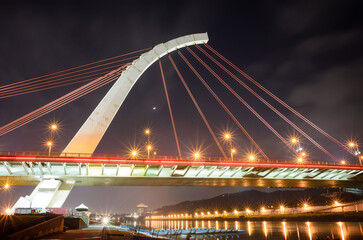 Obraz premium Sunset Twilight view of the Dazhi Bridge