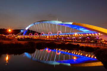 Obraz premium Sunset Twilight view of the Yangguang Bridge